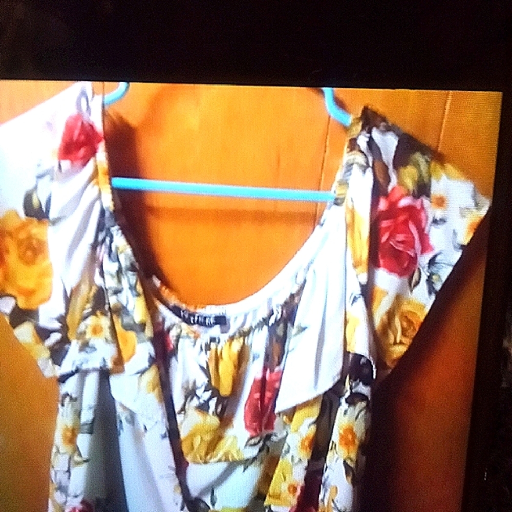 Vertiche floral, off the shoulder, low cut neck